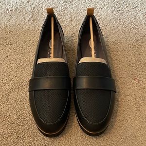 Dr. Scholls women’s 9.5 Webster Loafer with snakeskin and brown details